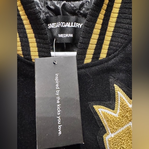 Sneaker gallery Chicago GOAT  Varsity Jacket MEDIUM new with tags faux leather - Picture 5 of 9